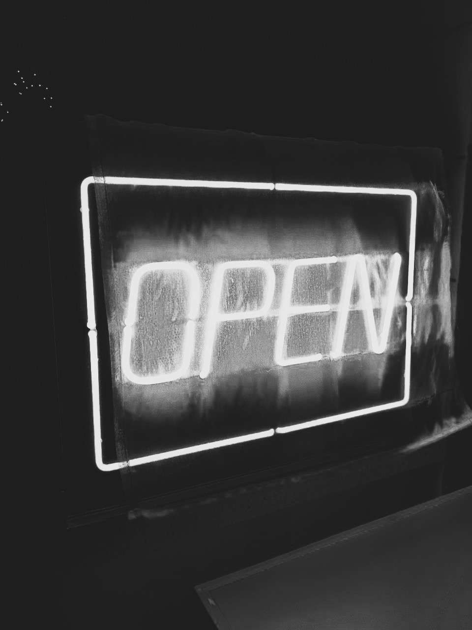 Neon Schild auf dem open steht